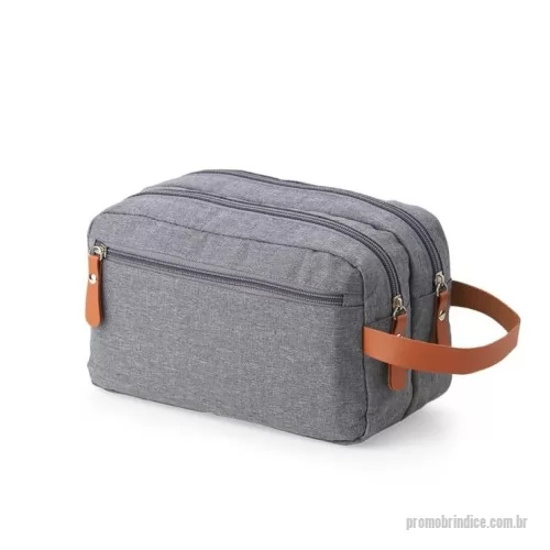 Nécessaire personalizado - Nécessaire confeccionada em poliéster, com detalhes em couro sintético. Possui três compartimentos com zíper. Na parte interna, contém 5 bolsos, sendo dois de tela, e alça para transporte.