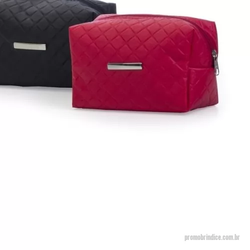 Nécessaire personalizado - Necessaire puff matelassê, material em couro sintético. Possui uma plaqueta prata no centro para gravação.