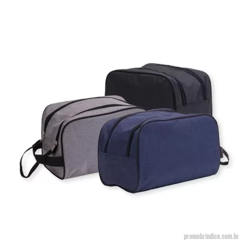Nécessaire personalizado - Necessaire confeccionada em poliéster com zíper duplo e trava de velcro. Zíper com “pegador” de cordão em nylon e alça para transporte.
