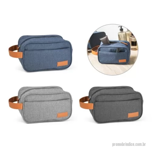 Nécessaire personalizado - Necessaire em 600D de alta densidade e pega em PU. Contém bolso frontal com zíper e placa em PU. 220 x 130 x 130 mm.