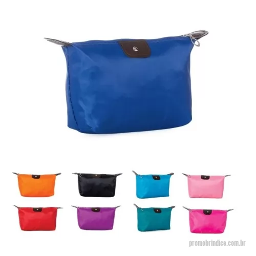 Nécessaire personalizado - Necessaire em tecido impermeável (poliéster) com detalhes em couro sintético e parte interna com revestimento emborrachado, possui um “botão” no detalhe do couro frontal.