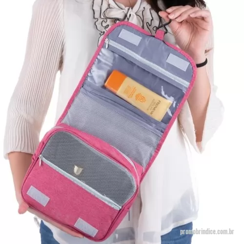 Nécessaire personalizado - Nécessaire de nylon oxford com divisórias para organização.  Material: Nylon Oxford e PVC Altura :  20,5 cm Largura :  22 cm Medidas aproximadas para gravação (CxL):  13 cm x 19,7 cm Tamanho total aproximado  (CxL):  41 cm aberto Peso aproximado (g):  150