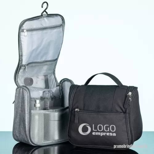Nécessaire personalizado - Necessaire organizadora em tecido nylon Oxford, possui bolso frontal e alça superior, parte interna com gancho plástico; bolso interno superior em nylon e bolso de tela ambos com zíper; bolso inferior aberto de tela com 4 divisões de bolsos também em tela. Perfeita para lhe acompanhar em viagens e até mesmo transportar seus itens pessoais do dia a dia com organização e praticidade.  Material: Nylon Oxford Altura :  21 cm Largura :  22,7 cm Medidas aproximadas para gravação (CxL):  8,5 cm x 17 cm Tamanho total aproximado  (CxL):  Aberto 42 cm Peso aproximado (g):  125