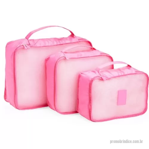 Nécessaire personalizado -  Kit necessaire com 6 peças confeccionadas em nylon. O conjunto de necessaires possui tamanhos diferenciados, sendo 3 unidades com: alça para transporte, zíperes com pegadores emborrachados, parte frontal com malha de nylon e plaquinha emborrachada para personalização; possui também 3 unidades de necessaires em nylon inteiramente lisas e impermeáveis.