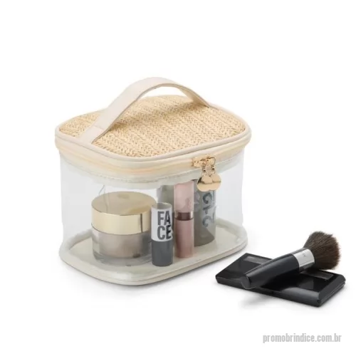 Nécessaire personalizado -  Delicadeza e charme natural são as características marcantes da nossa nécessaire. Produzida em PVC com detalhes em palha sintética, seu design permite uma visualização prática dos itens, mantendo-os sempre visíveis e ao alcance.
