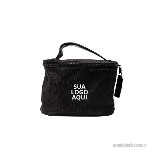 Nécessaire personalizado - Necessaire Frasqueira Personalizada. Apresentamos nossa Necessaire Frasqueira Personalizada, ideal para quem busca praticidade e estilo. Personalização disponível em até 4 cores , este acessório é perfeito para organizar seus itens pessoais com elegância.   * Personalização Completa: Adicione seu toque especial com opções de personalização em até 4 cores diferentes. * Versatilidade e Espaço: Com um design compacto, mas espaçoso, é ideal para viagens, academia ou uso diário. * Material de Qualidade: Fabricada com materiais duráveis, garantindo resistência e longevidade. * Design Moderno: Combina com qualquer estilo, oferecendo uma solução prática e elegante para suas necessidades.  Garanta já a sua Necessaire Frasqueira Personalizada e leve organização e sofisticação para onde você for!