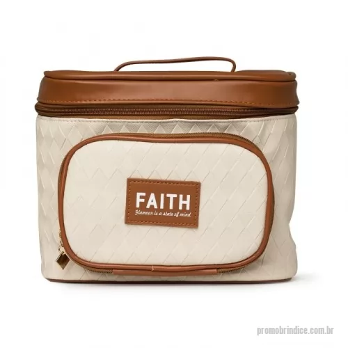Nécessaire personalizado - Nécessaire em PU resistente à água, com compartimento principal para cosméticos e divisórias para pincéis, além de organizadores frontais para joias. Zíperes com puxadores dourados. Dimensões: 14,5 x 21 x 24 cm.