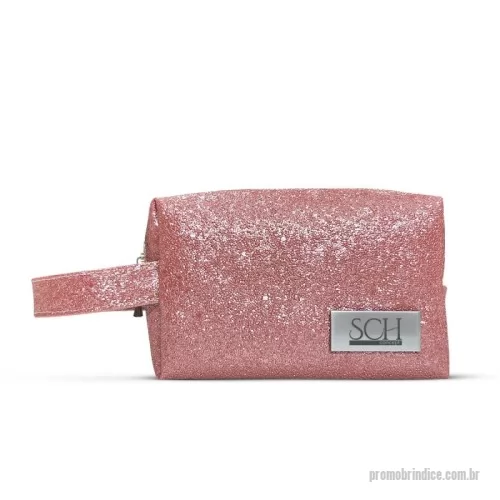 Nécessaire personalizado - Nécessaire confeccionada em sintético shine com forro em nylon 70 resinado, contém plaquinha metálica. Tamanho: 14,5x9x5cm, alça de mão no mesmo material 18cm.