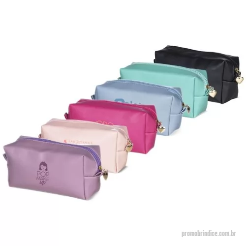 Nécessaire personalizado - Necessaire impermeável de PU, parte interna com revestimento em tecido, possui alça superior para as mãos, e detalhe dourado em formato de coração no zíper. Altura : 10 cm Largura : 22 cm Profundidade : 7,5 cm