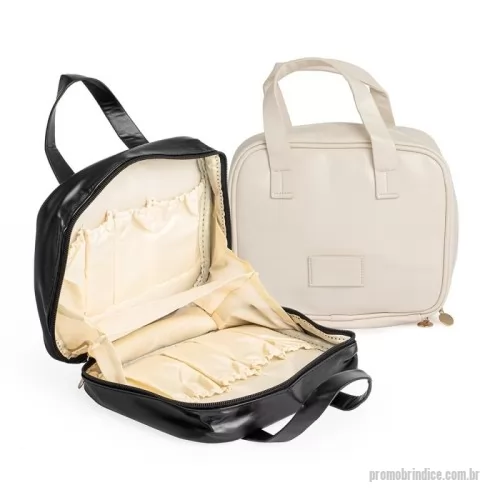 Nécessaire personalizado -  Organização e elegância em um só acessório! Nossa nécessaire em couro sintético com zíper é a escolha perfeita para quem busca praticidade no dia a dia. Com 8 bolsos, divisórias internas, duas alças de mão e uma área personalizada para a marca do seu cliente, ela oferece tudo o que é necessário para uma rotina eficiente e com estilo.