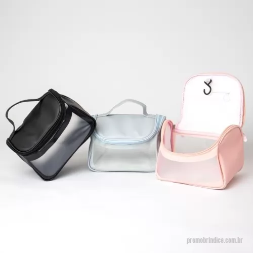 Nécessaire personalizado -  A nossa Nécessaire feita em PU possui um design de abertura ampla para organizar e armazenar os itens, além da fácil visualização interna por conta do seu visor translúcido na parte frontal/traseira, além da alça para facilitar o transporte. A parte interna conta com bolso e 