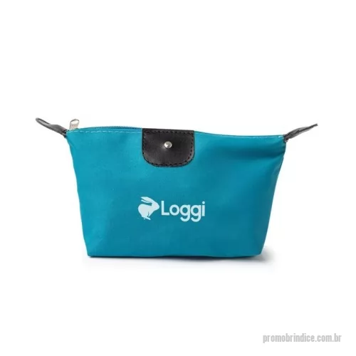 Nécessaire personalizado - Nécessaire em tecido nylon oxford, resistente a água com detalhes em couro sintético e parte interna com revestimento emborrachado, elegância e simplicidade no mesmo item. Possui um detalhe circular brilhante no couro frontal.