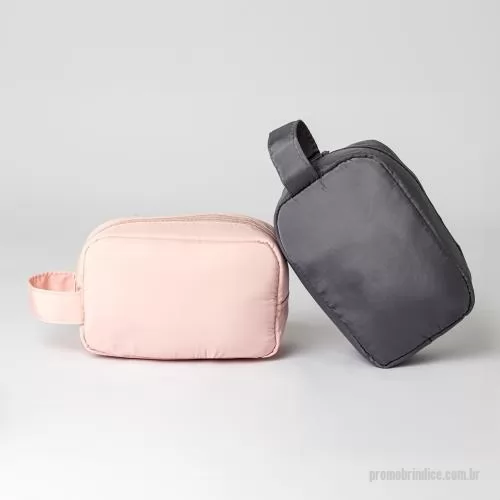 Nécessaire personalizado - Nécessaire Poliéster acomoda facilmente itens de maquiagem, higiene pessoal e muito mais. Feita em poliéster resistente à água, conta com três divisórias e bolso de tela para garantir que tudo fique no lugar. Compacta o suficiente para caber em bolsa