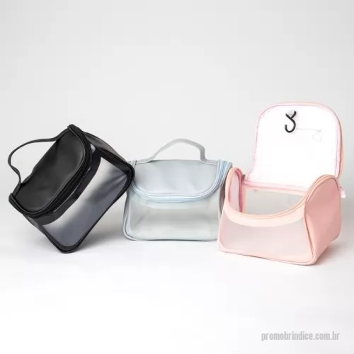 Nécessaire personalizado - Necessaire personalizada. A nossa Nécessaire feita em PU possui um design de abertura ampla para organizar e armazenar os itens, além da fácil visualização interna por conta do seu visor translúcido na parte frontal/traseira, além da alça para facilitar o transporte. A parte interna conta com bolso e 