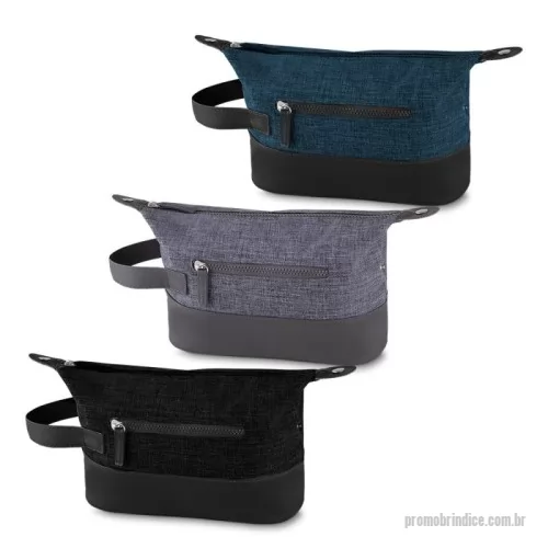 Nécessaire personalizado - Necessarie com detalhes em couro sintético, tecido poliéster, alça de mão, bolso externo, botões laterais extensor, gravação Frontal.