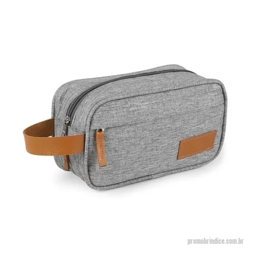 Nécessaire personalizado - Necessaire confeccionada em poliéster com detalhes em couro sintético, possui dois compartimentos com zíper, alça para transporte e alça pequena para acesso de chaveiro ou gancho.