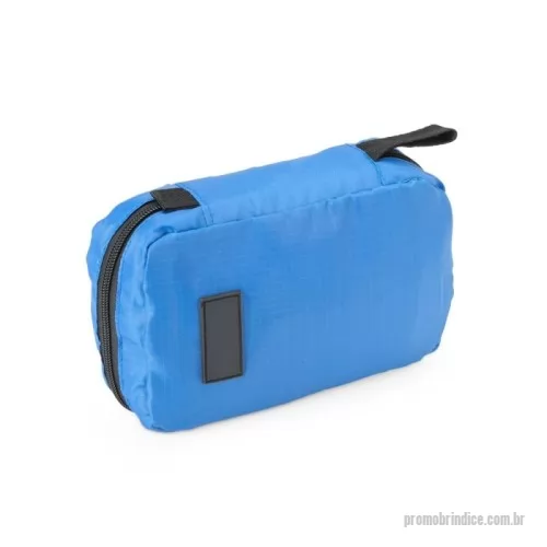 Nécessaire personalizado - Organize itens de higiene com praticidade e estilo com esta nécessaire de boa capacidade, perfeita para viagens ou uso diário. Ela oferece três compartimentos funcionais: um bolso superior em malha para pequenos objetos, um compartimento central com zíper para itens maiores e três bolsos organizáveis para fácil acesso. Além disso, o bolso inferior com visor em malha permite a visualização e um acesso mais fácil aos itens mais volumosos, evitando que algo passe despercebido. Super prática, a nécessaire vem com um gancho para pendurá-la, garantindo acesso rápido e sem complicação. Feita em poliéster, ela é compacta, leve e cabe perfeitamente em mochilas e malas. Para dar um toque pessoal, conta com um espaço em material emborrachado, ideal para uma personalização exclusiva.