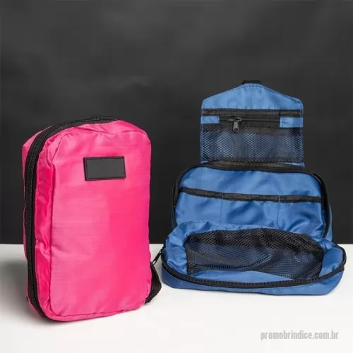 Nécessaire personalizado - Organize itens de higiene com praticidade e estilo com esta nécessaire de boa capacidade, perfeita para viagens ou uso diário. Ela oferece três compartimentos funcionais: um bolso superior em malha para pequenos objetos, um compartimento central com zíper para itens maiores e três bolsos organizáveis para fácil acesso. Além disso, o bolso inferior com visor em malha permite a visualização e um acesso mais fácil aos itens mais volumosos, evitando que algo passe despercebido. Super prática, a nécessaire vem com um gancho para pendurá-la, garantindo acesso rápido e sem complicação. Feita em poliéster, ela é compacta, leve e cabe perfeitamente em mochilas e malas. Para dar um toque pessoal, conta com um espaço em material emborrachado, ideal para uma personalização exclusiva.