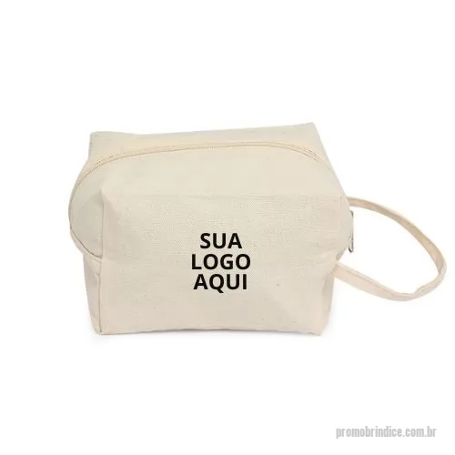 Nécessaire personalizado - Nécessaire de Algodão com Alça para Transporte - Praticidade e Estilo em Um Só Produto! Apresente sua marca com funcionalidade e elegância com nossa Nécessaire de Algodão com Alça para Transporte. Um brinde exclusivo que combina qualidade, praticidade e estilo, ideal para promover a sua empresa de maneira memorável. Características do Produto: Material: Confeccionada em algodão 100% natural, garantindo durabilidade e um toque suave. Design: Simples e elegante, com alça prática para facilitar o transporte e fechamento seguro para proteger seus pertences. Dimensões: Altura de 12 cm, largura de 17 cm e profundidade de 11,5 cm, proporcionando espaço suficiente para armazenar diversos itens pessoais. Personalização: Personalize com o logo ou design da sua empresa, disponível em várias cores para atender às suas necessidades específicas. Sustentabilidade: Uma opção ecológica que reduz o uso de materiais sintéticos, contribuindo para a preservação do meio ambiente. 