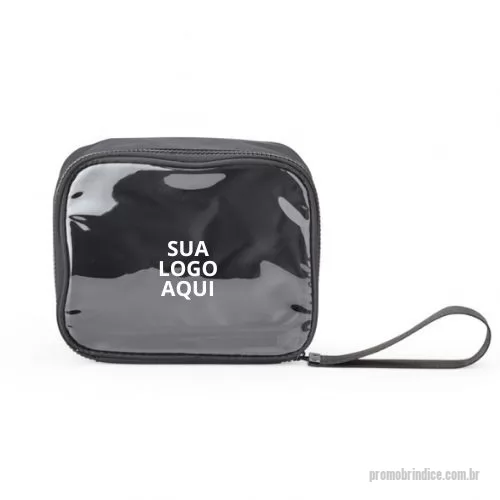 Nécessaire personalizado - Organização e sofisticação com a Nécessaire personalizada confeccionada em nylon, com frente em visor transparente! Perfeita para armazenar e visualizar itens essenciais, combina funcionalidade e estilo. Conta com fechamento por zíper e alça superior, garantindo praticidade no uso diário ou em viagens. Personalize com o logotipo da sua empresa e transforme-a em um brinde exclusivo que fortalece a identidade da sua marca. Compacta e elegante, é uma ótima escolha para surpreender clientes e colaboradores, promovendo sua marca de forma criativa e marcante. Um presente útil e versátil, ideal para destacar sua empresa com bom gosto!
