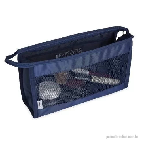 Nécessaire personalizado - Organize seus itens essenciais com a Nécessaire Organizadora de Poliéster personalizada! Confeccionada em material respirável e resistente, ela combina funcionalidade e durabilidade. Possui um prático bolso pequeno resistente à água, perfeito para armazenar objetos com segurança. Compacta e leve, é ideal para viagens, eventos ou uso diário. Personalize com o logotipo ou design da sua empresa, transformando-a em um brinde exclusivo e marcante. Surpreenda clientes e colaboradores com este acessório versátil que reforça a identidade de sua marca e promove sua empresa de forma criativa e sofisticada!