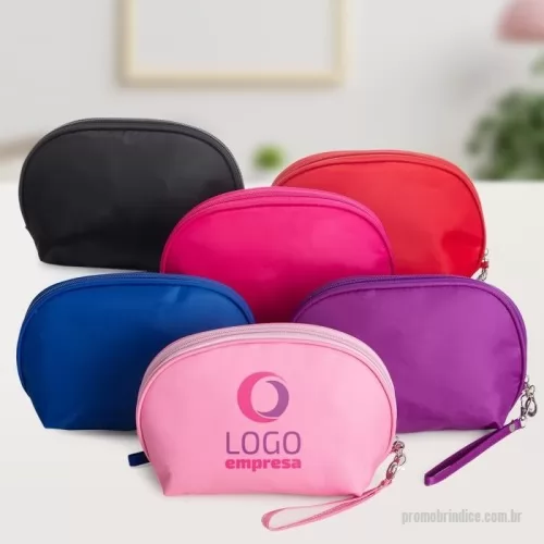 Nécessaire personalizado - Descrição: Nécessaire de nylon resistente à água, acompanha alça de transporte.  Altura :  14,5 cm  Largura :  22 cm  Profundidade :  8,5 cm  Medidas aproximadas para gravação (CxL):  13 cm x 15 cm  Peso aproximado (g):  64