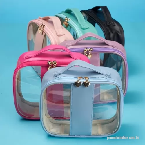 Nécessaire personalizado - Descrição: Nécessaire de pvc e pu resistente à água, versão média.  Altura :  19 cm  Largura :  22,5 cm  Profundidade :  8 cm  Medidas aproximadas para gravação (CxL):  15,5 cm x 4,8 cm  Peso aproximado (g):  158