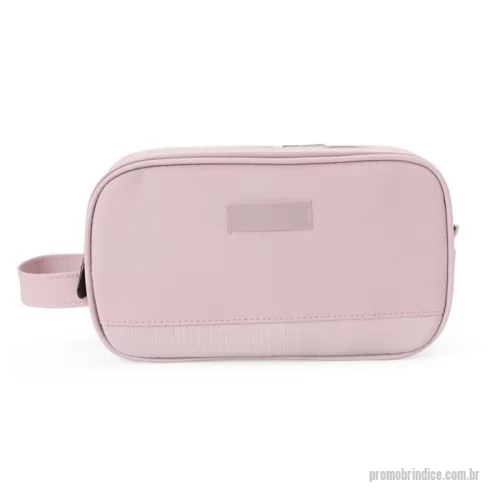 Nécessaire personalizado - Nécessaire Poliéster Personalizada: Organização e Praticidade para o Seu Dia a Dia Apresentamos a Nécessaire Poliéster Personalizada, a solução perfeita para quem busca organização e praticidade em um único acessório. Ideal para viagens, academia ou uso diário, essa nécessaire oferece tudo o que você precisa para manter seus pertences organizados e protegidos.  Características Material resistente e impermeável: Poliéster PVC de alta qualidade, garantindo a durabilidade e a proteção dos seus pertences em qualquer clima. Compartimentos inteligentes: Três compartimentos, incluindo um para itens úmidos, um principal com dois bolsos internos e um com lateral transparente, além de três divisórias internas. Organização eficiente: Ideal para armazenar itens de higiene pessoal, cosméticos, maquiagem, acessórios e muito mais. Alças versáteis: Alça de mão e alça para pendurar chaveiros, oferecendo praticidade no transporte e armazenamento. Etiqueta central para personalização: Ideal para adiciona