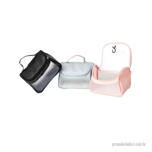 Nécessaire personalizado - A nossa Nécessaire feita em PU possui um design de abertura ampla para organizar e armazenar os itens, além da fácil visualização interna por conta do seu visor translúcido na parte frontal/traseira, além da alça para facilitar o transporte. A parte interna conta com bolso e 