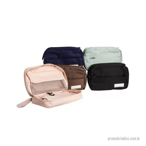 Nécessaire personalizado - Mantenha seus itens de higiene organizados com esta nécessaire de grande capacidade, perfeita para viagens e o dia a dia. Ela possui três áreas de armazenamento: um bolso superior em malha, ideal para pequenos itens; um compartimento central com zíper para itens maiores e três bolsos organizáveis para fácil acesso; um bolso inferior em malha para guardar objetos mais volumosos. Prática, vem com um gancho para pendurá-la e facilitar o acesso aos produtos. E ainda contém um bolso externo com menos espaço, mas ideal para carregar itens menores. Feita em poliéster, é compacta e fácil de transportar, cabendo em mochilas e malas, além de um espaço com material emborrachado, que permite uma personalização exclusiva.