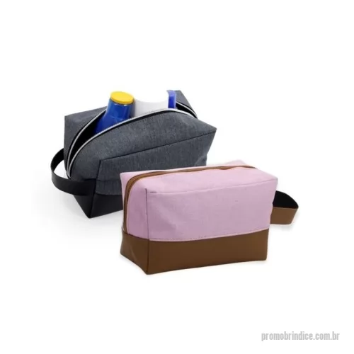Nécessaire personalizado - Nécessaire confeccionada em nylon com detalhes em couro sintético, parte interna contém forro de poliéster.