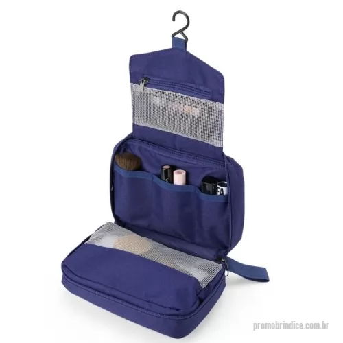 Nécessaire personalizado - Mantenha seus itens de higiene organizados com esta nécessaire de grande capacidade, perfeita para viagens e o dia a dia. Ela possui três áreas de armazenamento: um bolso superior em malha, ideal para pequenos itens; um compartimento central com zíper para itens maiores e três bolsos organizáveis para fácil acesso; um bolso inferior em malha para guardar objetos mais volumosos. Prática, vem com um gancho para pendurá-la e facilitar o acesso aos produtos. E ainda contém um bolso externo com menos espaço, mas ideal para carregar itens menores. Feita em poliéster, é compacta e fácil de transportar, cabendo em mochilas e malas, além de um espaço com material emborrachado, que permite uma personalização exclusiva.