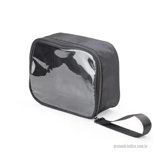 Nécessaire personalizado - Nécessaire confeccionada em nylon, com frente em visor transparente, fechamento por zíper e alça superior. Inclui também uma alça de transporte em nylon.  Altura :  15,5 cm  Largura :  20 cm  Profundidade :  8 cm