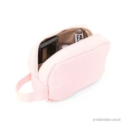 Nécessaire personalizado - Perfeita para manter tudo organizado! Nossa nécessaire acomoda facilmente itens de maquiagem, higiene pessoal e muito mais. Feita em poliéster resistente à água, conta com três divisórias e bolso de tela para garantir que tudo fique no lugar. Compacta o suficiente para caber em bolsas e fácil de carregar com sua alça, é a escolha ideal para proteger e organizar seus itens com praticidade.  Altura :  10,5 cm  Largura :  17,5 cm  Profundidade :  8 cm