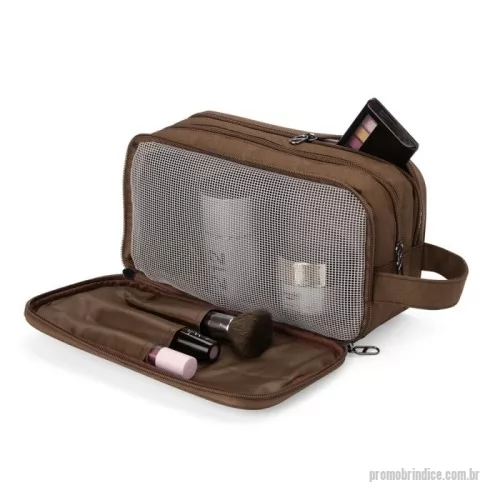 Nécessaire personalizado - Item indispensável para facilitar viagens e a rotina do dia a dia, perfeita para guardar diversos itens como maquiagens, cremes e produtos de higiene de forma mais organizada. Resistente à água, nossa necessáire possui três compartimentos: um com divisórias, outro com dois bolsinhos e o principal, amplo e com tela, tornando-a ideal para levar desde escova de dente, cremes e até toalhas de mão. Feita em poliéster, ela é compacta cabendo facilmente em mochilas e malas. Ainda possui duas alças, sendo uma de mão e outra para chaves, além de um espaço em material emborrachado, que permite uma personalização exclusiva.  Altura :  14,5 cm  Largura :  25,5 cm  Profundidade :  10 cm