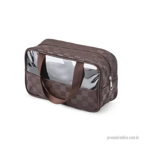Nécessaire personalizado - Nécessaire de PVC e couro sintético impermeável em xadrez . Possui visor transparente e duas alças laterais de mão em nylon.  Altura :  16,7 cm  Largura :  24 cm  Profundidade :  11,5 cm