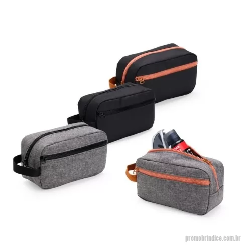 Nécessaire personalizado - Confeccionada em [poliéster] resistente à água, protege o conteúdo interno contra possíveis respingos ou derramamento acidental de água. O nécessaire conta com espaço na medida certa em seu compartimento principal, com fechamento em zíper, para organizar e levar desde objetos de higiene pessoal até mesmo cosméticos, itens de maquiagem e muito mais. Além disso, traz um compartimento externo também com fechamento em zíper e uma alça de mão em nylon para transporte mais prático.  Altura :  12 cm  Largura :  8 cm  Profundidade :  22 cm