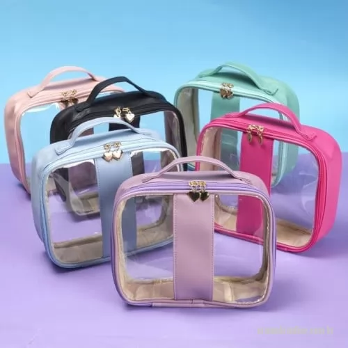 Nécessaire personalizado - Um nécessaire do tamanho excelente para levar o que é importante no dia a dia sem deixar nada para trás. Feita em PVC e com bordas em PU, ela é impermeável, fazendo com que ela também seja uma opção segura e funcional para carregar itens essenciais p