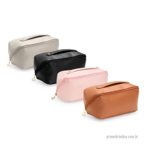 Nécessaire personalizado - Descrição: Necessaire versátil confeccionado em poliuretano (PU) impermeável, com design moderno e abertura em 180°, inspirada no formato de uma concha. Seu interior é funcional e bem dividido, com dois bolsos laterais abertos e um compartimento central com fechamento em zíper, ideal para organizar itens com praticidade. Conta ainda com alça para transporte, proporcionando mais conforto e facilidade no uso diário ou em viagens.  Dimensões: • Altura: 11 cm • Largura: 22,5 cm • Profundidade: 9,5 cm  Área aproximada para gravação (C x L): 9 cm x 20 cm Peso aproximado: 108 g