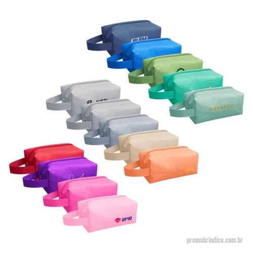 Nécessaire personalizado - Necessaire personalizada em nylon 600 é o brinde corporativo ideal para ações promocionais, eventos corporativos e campanhas de marketing. Fabricada com nylon, possui alça de mão e tamanho de 18x9x10 cm. Disponível nas cores apresentadas nas imagens, é perfeita para reforçar a presença da sua marca com praticidade e organização. Um brinde funcional que impulsiona suas ações promocionais.