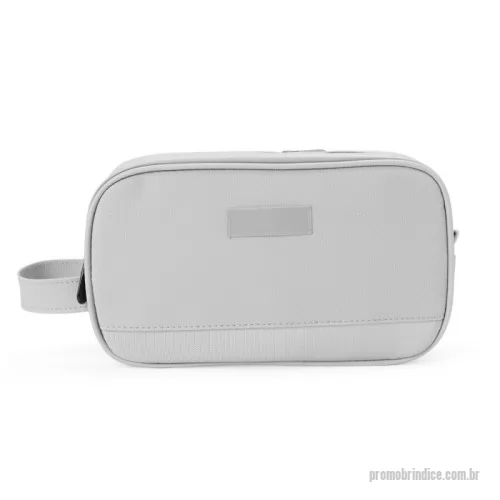 Nécessaire personalizado - Nécessaire em Poliéster PVC – Organização Versátil e Resistência em Cada Detalhe  Ideal para viagens, academia ou uso diário, nossa nécessaire em poliéster PVC une funcionalidade, estilo e resistência à água. Com três compartimentos bem distribuídos, oferece um espaço exclusivo para itens úmidos, um compartimento principal com dois bolsos internos e outro com lateral transparente para visualização rápida dos objetos. Conta ainda com três divisórias internas ideais para escova de dentes, lápis, cremes e outros itens essenciais. Suas duas alças (de mão e para chaveiros) garantem praticidade no transporte, enquanto a etiqueta central permite personalização exclusiva para brindes ou uso pessoal.  Especificações:  Dimensões: 14,5 cm (A) x 25 cm (L) x 10,9 cm (P)  Área para gravação: 1,3 cm x 4,5 cm  Peso aproximado: 249 g