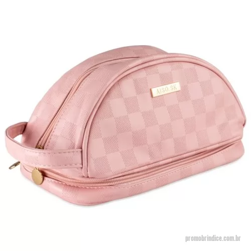 Nécessaire personalizado - Descrição aprimorada: Nécessaire Elegante em Couro Sintético PU com Padrão Xadrez  Sofisticada, funcional e perfeita para o dia a dia ou viagens, essa nécessaire em couro sintético PU de alta qualidade é ideal para armazenar itens de beleza, maquiagem e cuidados pessoais. Seu design moderno com detalhes em padrão xadrez transmite elegância, enquanto os dois compartimentos com zíperes individuais garantem organização e segurança. À prova d’água, é fácil de limpar e conta com uma alça prática que facilita o transporte. Um acessório que une charme e praticidade.  Especificações:  Dimensões: 13,5 cm (A) x 25,5 cm (L) x 13 cm (P)  Peso aproximado: 196 g