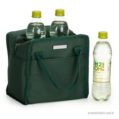 Nécessaire personalizado - Bolsa Térmica 7 Litros com Plaquinha Personalizável – Praticidade com Estilo  Ideal para quem busca funcionalidade sem abrir mão da elegância, esta bolsa térmica tem capacidade de 7 litros e é confeccionada em tecido Oxford resistente à água. Seu interior conta com revestimento térmico em alumínio, um material antivazamento que ajuda a manter alimentos e bebidas quentes ou frios por mais tempo. Com dois bolsos abertos (frontal e traseiro), ela oferece espaço extra para talheres, guardanapos ou pequenos itens. Seu fechamento em zíper garante maior segurança no transporte, e as alças de mão proporcionam conforto e praticidade. Acompanha plaquinha metálica para personalização, perfeita para brindes corporativos ou uso pessoal com identidade.  Especificações:  Altura: 22,5 cm  Largura: 23 cm  Profundidade: 14,5 cm  Área para gravação: 14 cm x 20 cm (bolsa) | 1 cm x 5 cm (plaquinha)  Peso aproximado: 186 g