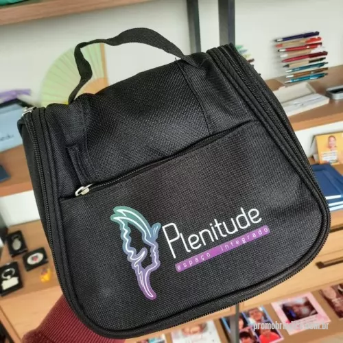 Nécessaire personalizado - Nécessaire organizadora em tecido nylon Oxford, possui bolso frontal e alça superior, parte interna com gancho plástico; bolso interno superior em nylon e bolso de tela ambos com zíper; bolso inferior aberto de tela com 4 divisões de bolsos também em tela. Perfeita para lhe acompanhar em viagens e até mesmo transportar seus itens pessoais do dia a dia com organização e praticidade.