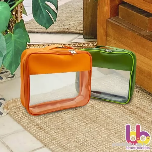 Nécessaire personalizado - DESCRIÇÃO: NECESSAIRE MULTIUSO 25X22X8CM EM SINTETICO DOLLARO,   CRISTAL  FRONTAL, ALÇA DE MÃO NO  MESMO MATERIAL, FECHAMENTO ZÍPER