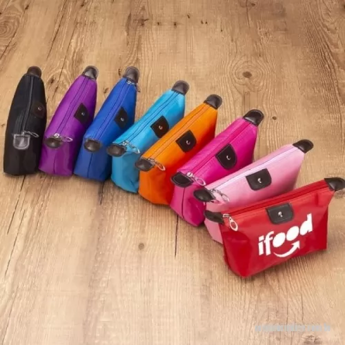 Nécessaire personalizado - Nécessaire impermeável de poliéster com detalhes em couro sintético e parte interna com revestimento emborrachado, possui um “botão” no detalhe do couro frontal.