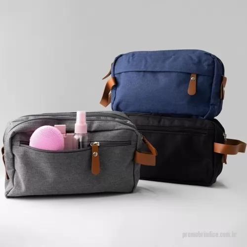 Nécessaire personalizado - Nécessaire confeccionada em poliéster, com detalhes em couro sintético. Possui três compartimentos com zíper. Na parte interna, contém 5 bolsos, sendo dois de tela, e alça para transporte.
