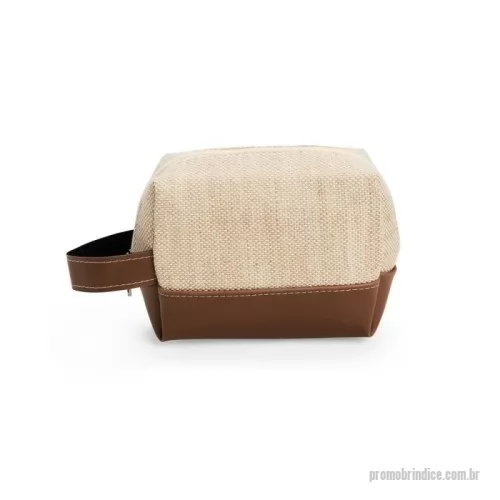 Nécessaire personalizado - Nécessaire confeccionado em juta, fechamento em zíper, detalhes e alça lateral para mãos em bidim.