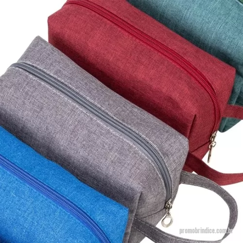 Nécessaire personalizado - Descrição: Nécessaire multiuso em nylon resistente à água, fechamento em zíper e alça lateral de mão.  Altura :  12,5 cm  Largura :  20 cm  Profundidade :  7,5 cm  Comprimento :  alça: 11 cm  Medidas aproximadas para gravação (CxL):  11 cm x 19 cm