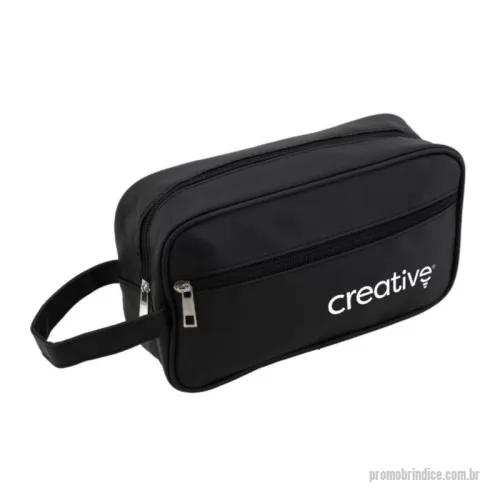 Nécessaire personalizado - Nécessaire em couro sintético com dois compartimentos independentes. Estruturada para armazenar itens de higiene, cosméticos ou pequenos acessórios pessoais, possui superfície externa de fácil limpeza e boa resistência ao uso contínuo. O design em dois compartimentos separados possibilita organização por categorias e acesso individual ao conteúdo. Cada compartimento conta com fechamento em zíper, contribuindo para manter os itens protegidos durante o transporte.  Características: • Capacidade: 1,3 litros; • Material: couro sintético; • Compartimentos: dois distintos; • Fechamento: zíperes individuais para cada compartimento; • Aplicação: organização de produtos de higiene e acessórios.